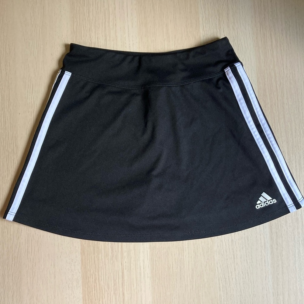 Adidas girls Black and white tennis Skirt, kid size 10-12, built in shorts